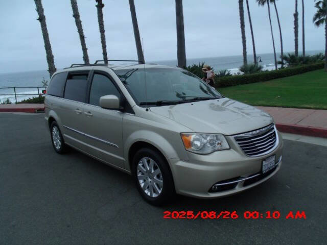 Used 2014 Chrysler Town & Country Touring image 30