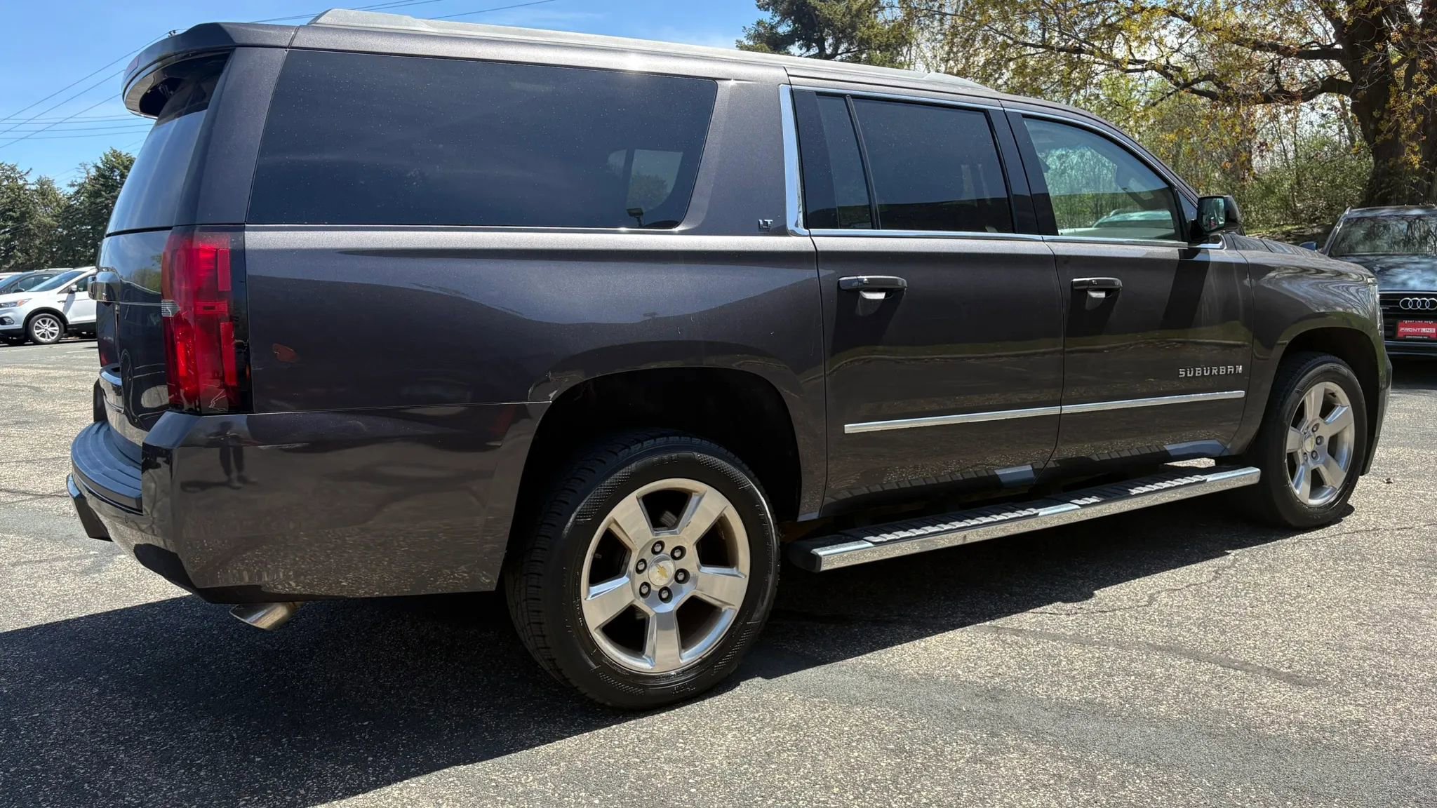 Used 2018 Chevrolet Suburban LT w/ LT Signature Package AWD/4WD image 10