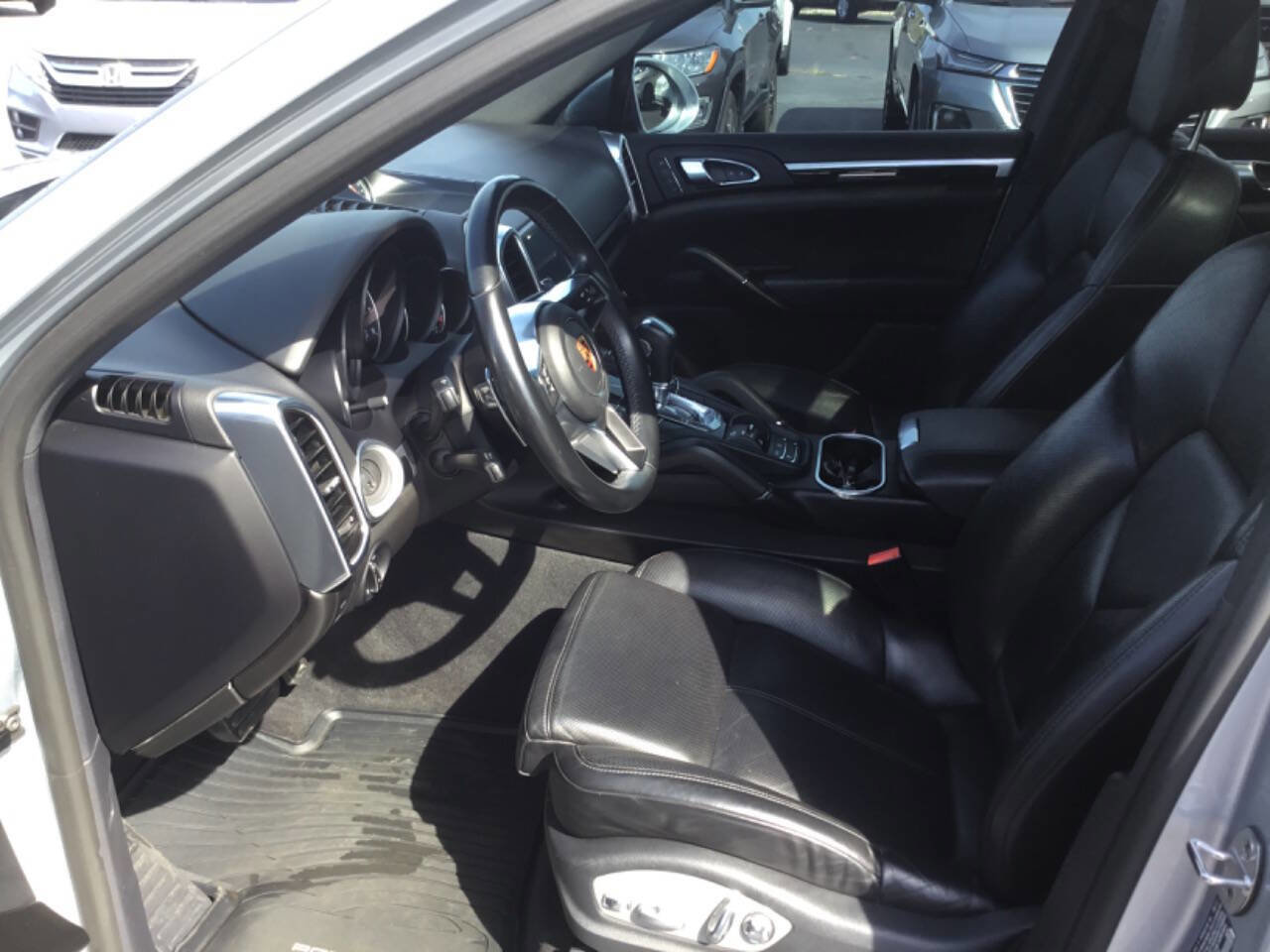 Used 2018 Porsche Cayenne Platinum Edition image 3