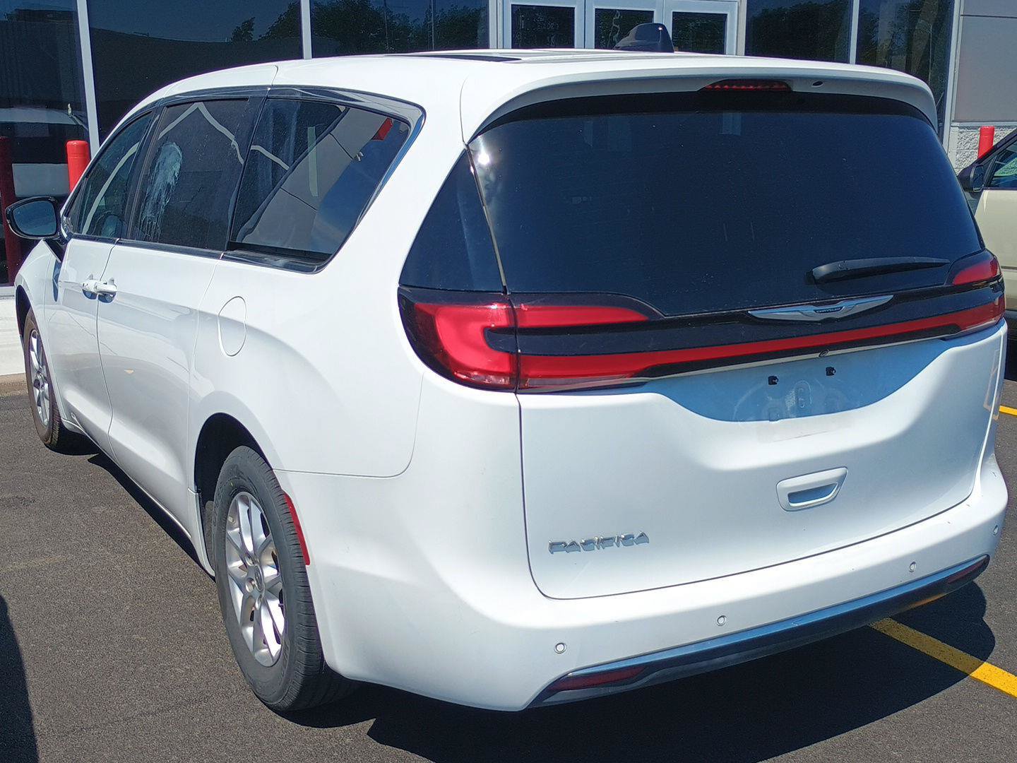 Used 2025 Chrysler Pacifica Select FWD image 3