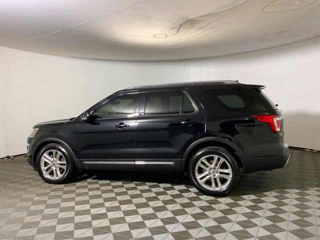Used 2017 Ford Explorer XLT w/ Equipment Group 202A AWD/4WD image 8