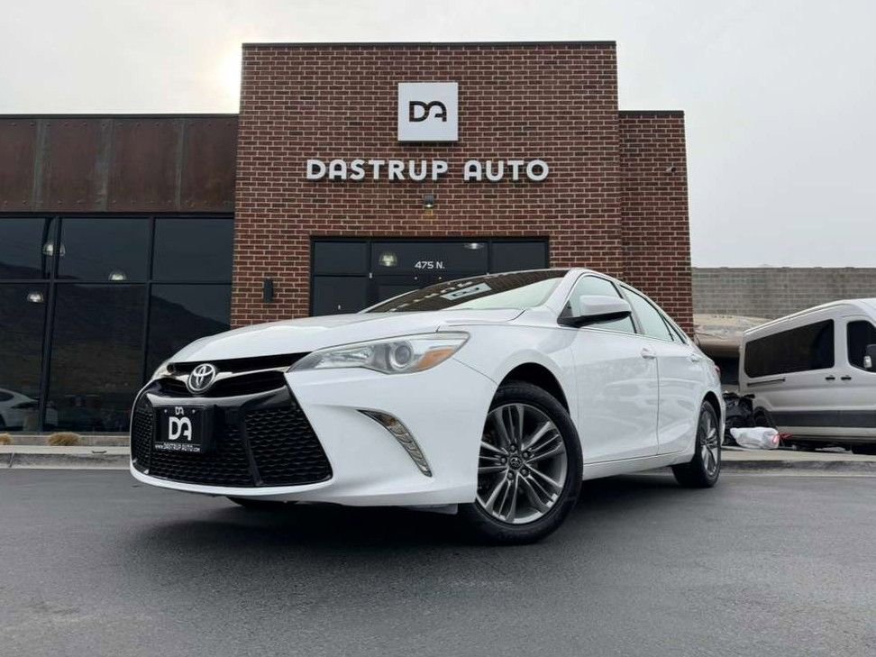 Used 2016 Toyota Camry SE image 1