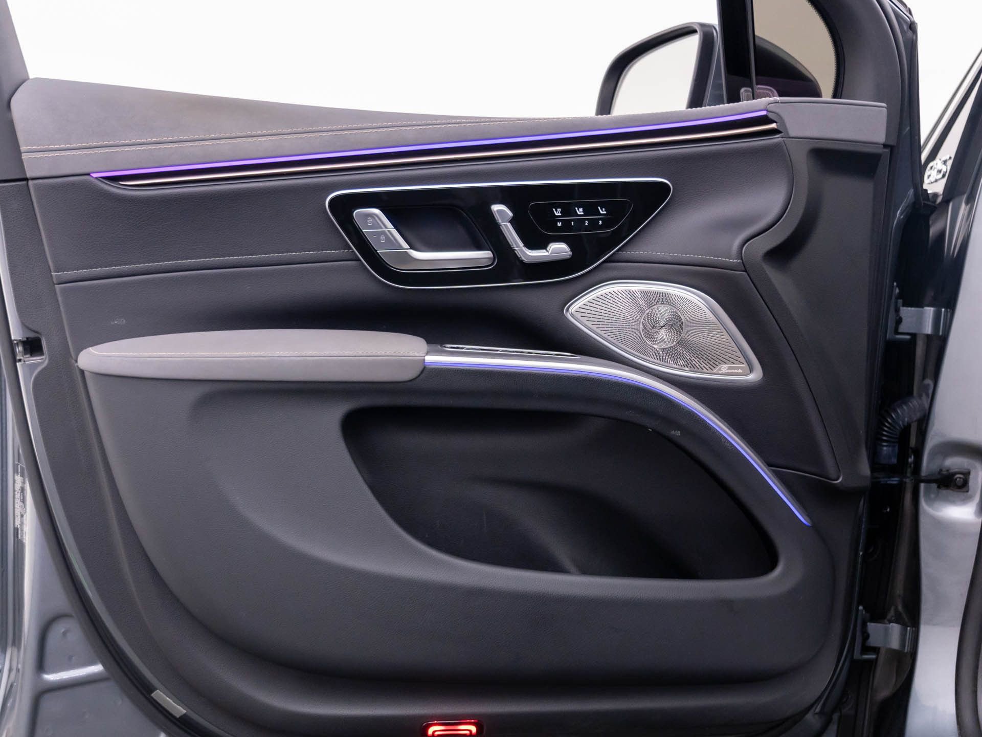 Used 2023 Mercedes-Benz EQS 580 4MATIC SUV w/ Exclusive Trim Package image 15