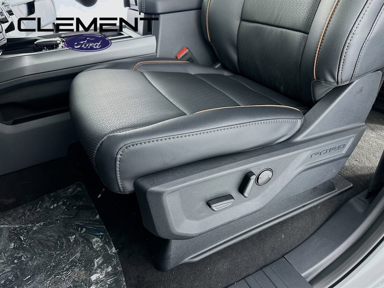 New 2026 Ford F350 Lariat w/ Black Appearance Package image 27