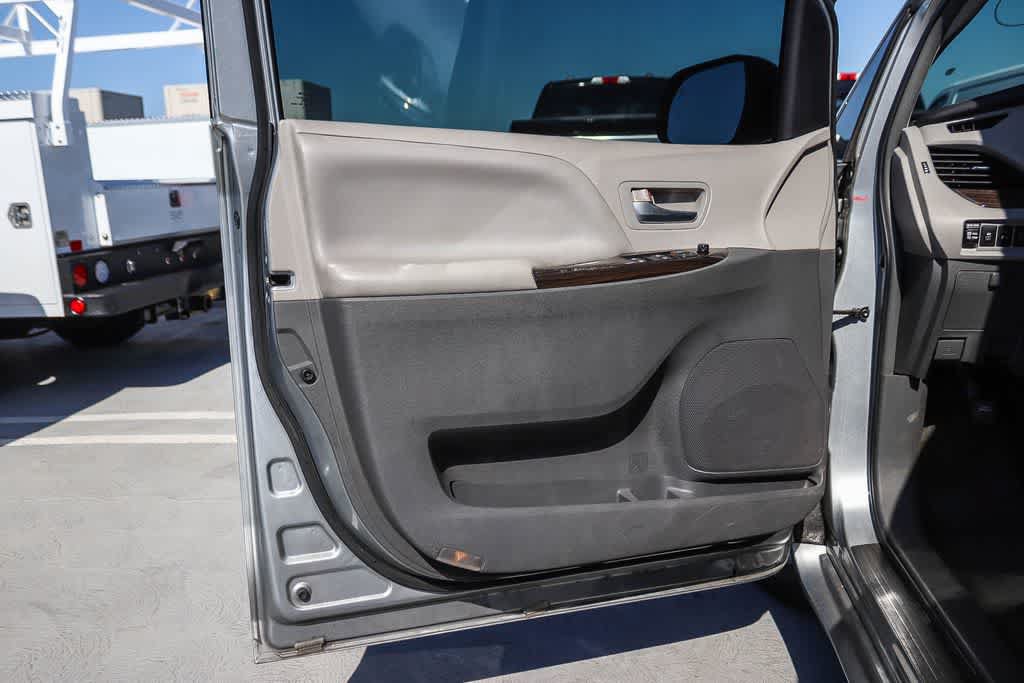 Used 2015 Toyota Sienna XLE w/ XLE Navigation Package FWD image 20