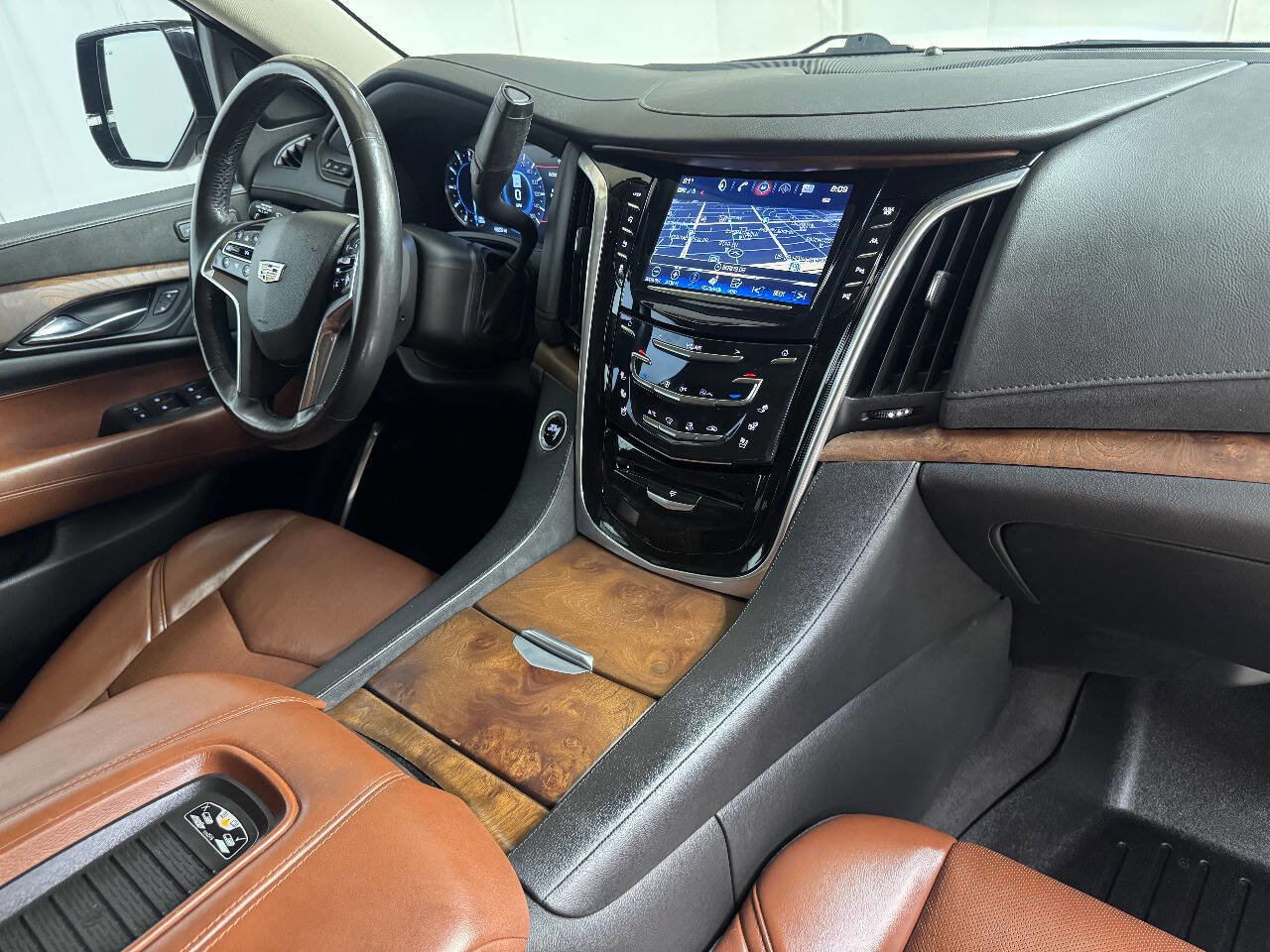 Used 2020 Cadillac Escalade Premium Luxury AWD/4WD image 41