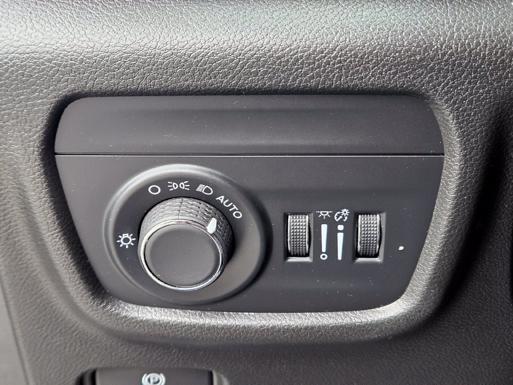 Used 2024 Jeep Grand Cherokee Laredo AWD/4WD image 23