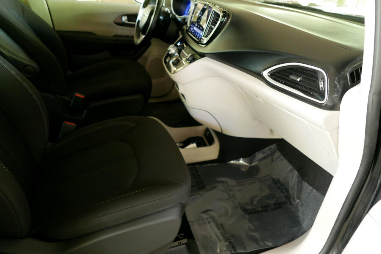 Used 2022 Chrysler Voyager LX image 10