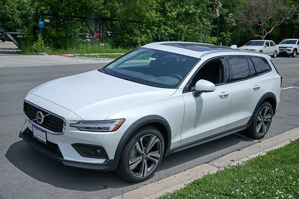 New 2026 Volvo V60 B5 Cross Country Plus w/ Climate Package AWD/4WD image 6