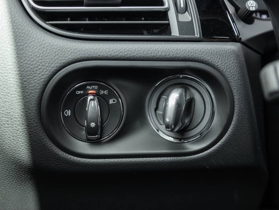 Certified 2025 Porsche Macan Turbo image 17