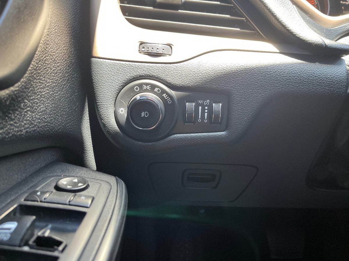 Used 2017 Jeep Cherokee Latitude FWD image 21