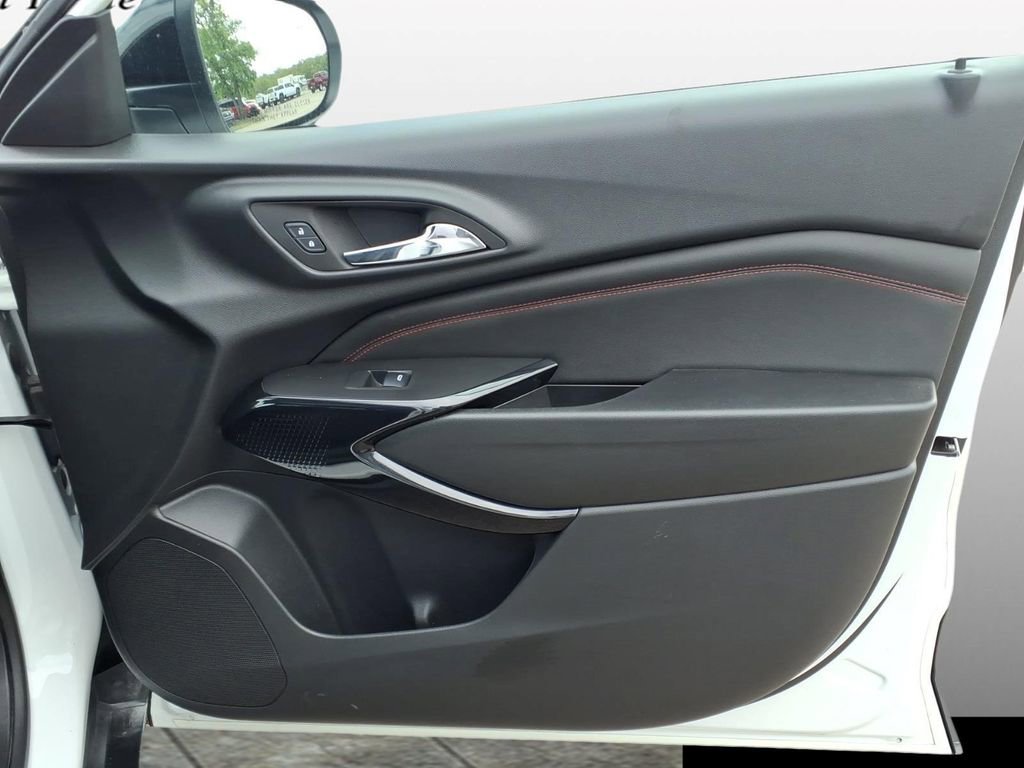 Used 2025 Chevrolet Trax RS w/ Sunroof Package FWD image 16