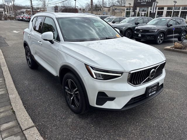 Used 2025 Volvo XC40 B5 Core image 7