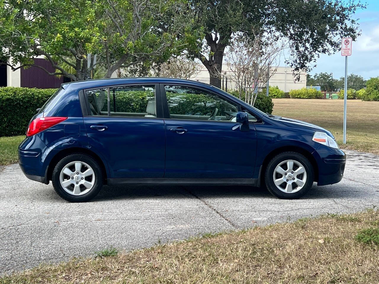 Used 2007 Nissan Versa 1.8 SL 4dr Hatchback (1.8L I4 w/ Convenience Pkg image 11