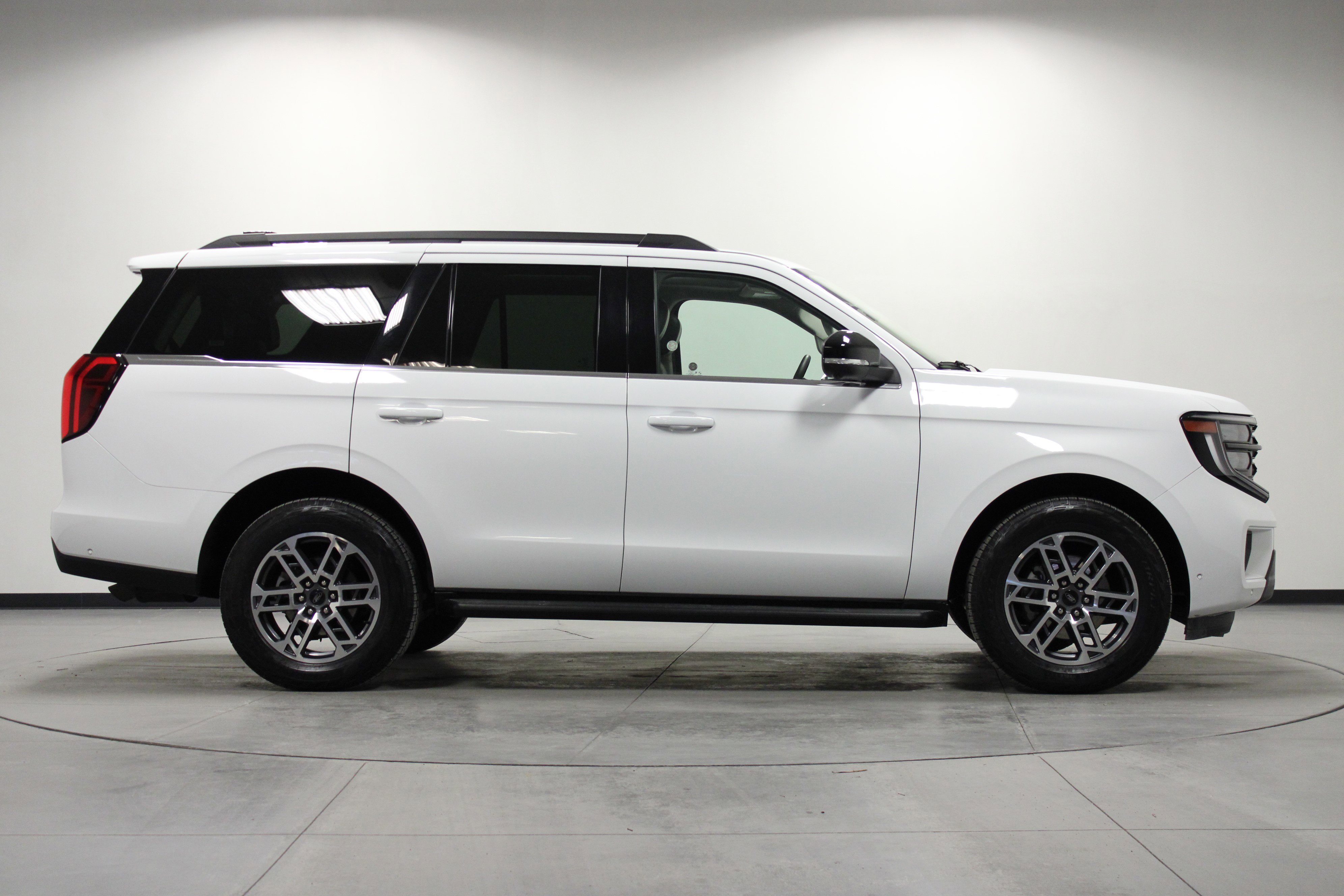 Used 2025 Ford Expedition Active image 3