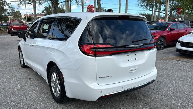 Used 2024 Chrysler Pacifica Touring-L image 5