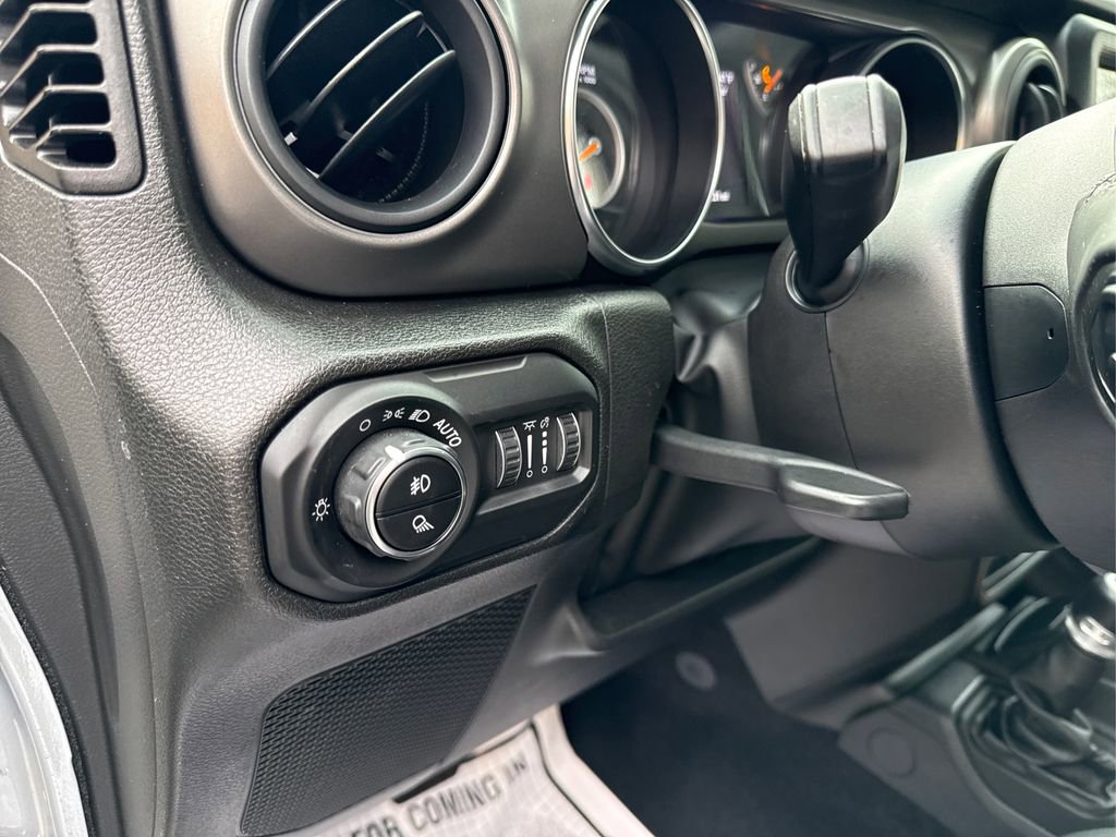 Used 2022 Jeep Gladiator Willys image 36