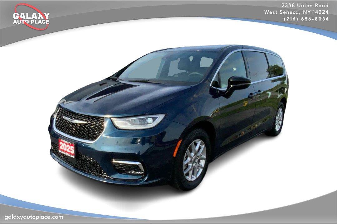 Used 2025 Chrysler Pacifica Select