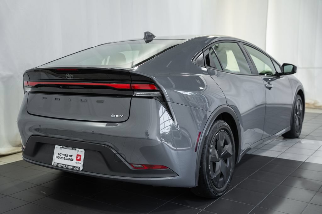 Used 2025 Toyota Prius LE FWD image 4
