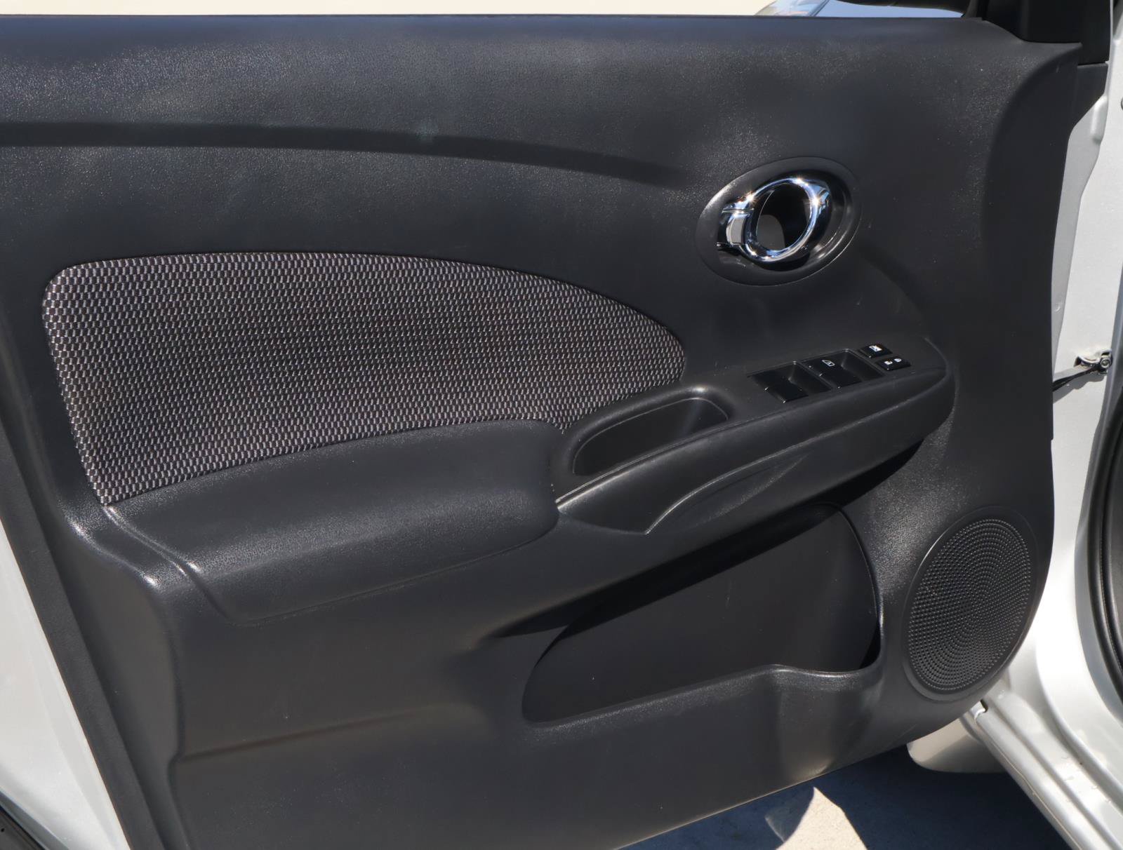 Used 2015 Nissan Versa SV FWD image 12