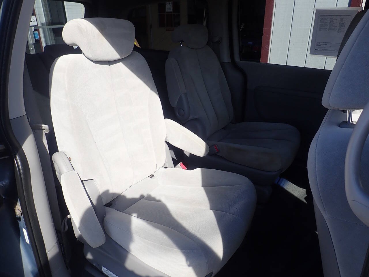 Used 2008 Kia Sedona LX FWD image 31