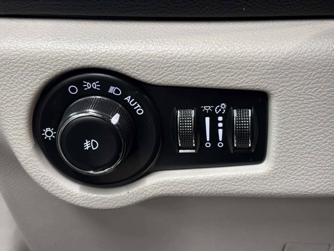 Used 2017 Chrysler Pacifica Touring-L Plus w/ Tire & Wheel Group FWD image 35