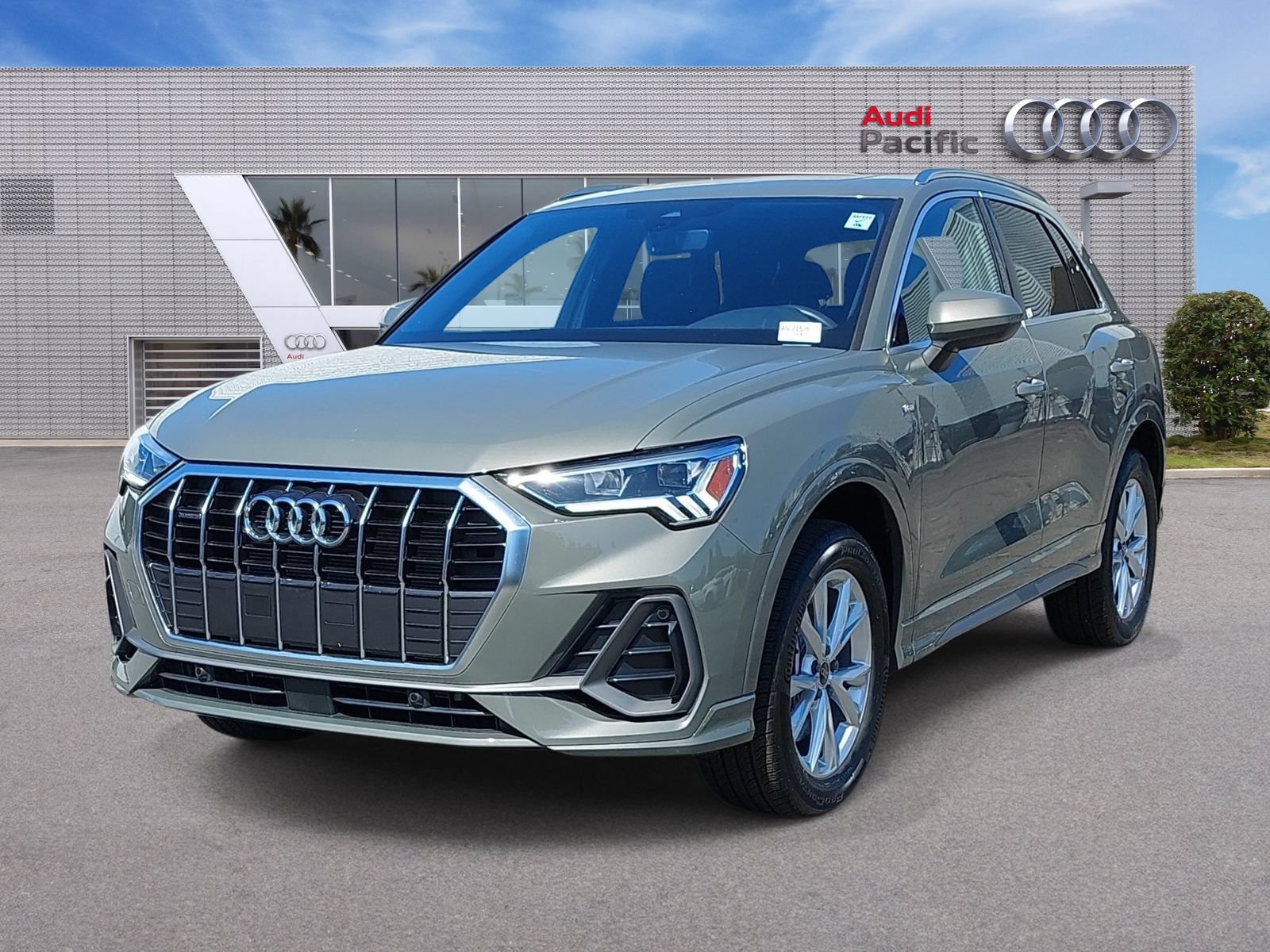 Certified 2025 Audi Q3 2.0T Premium w/ Convenience Package AWD/4WD image 1
