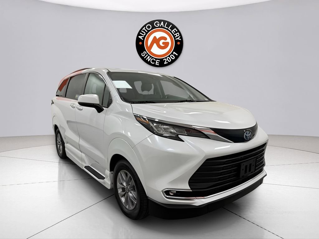 Used 2022 Toyota Sienna XLE w/ XLE Plus Package AWD/4WD image 1