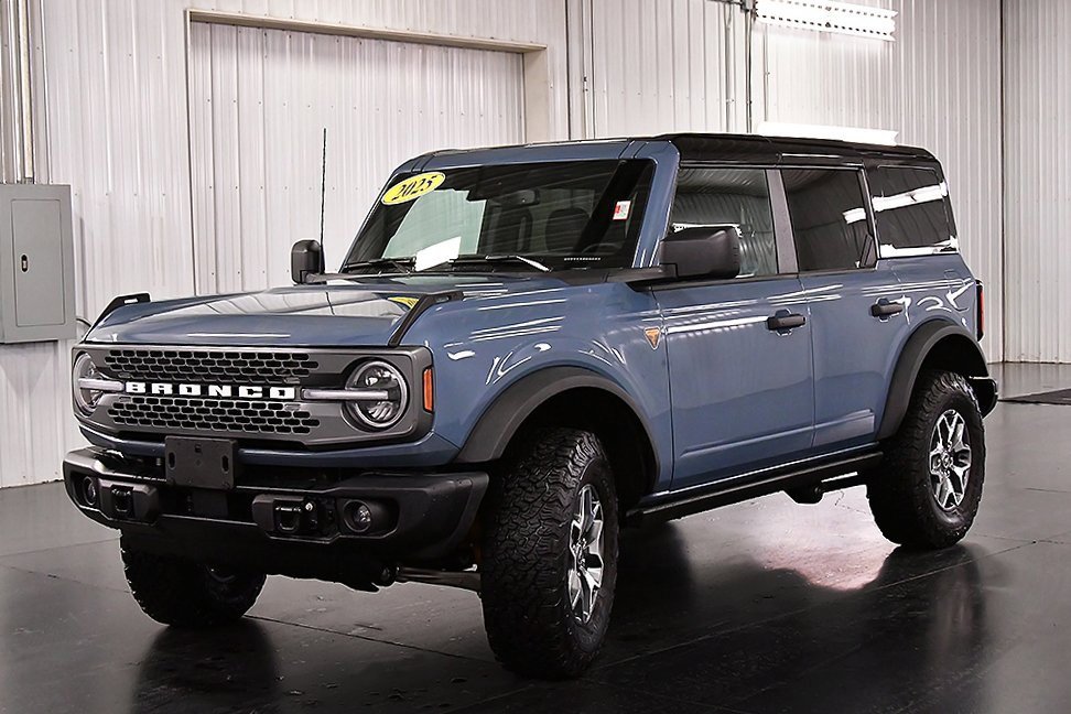 Used 2025 Ford Bronco Badlands image 3