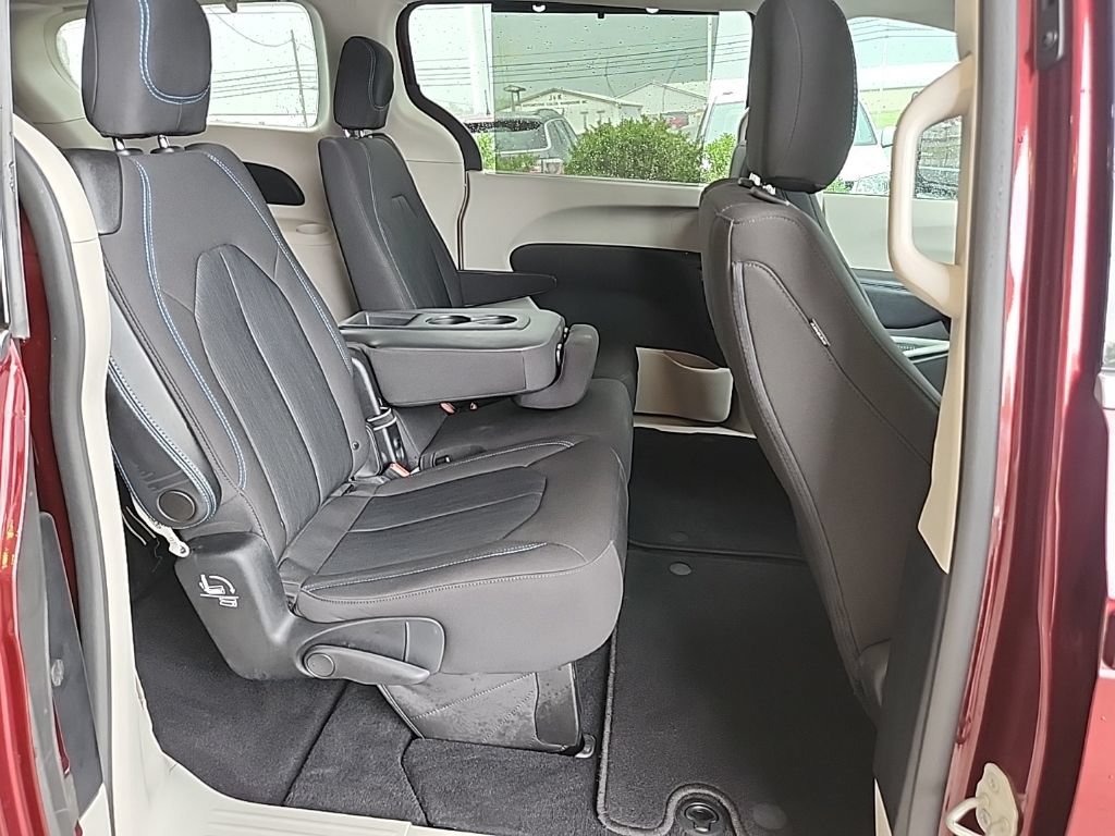 Used 2021 Chrysler Pacifica Touring FWD image 34