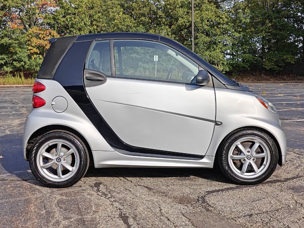 Used 2015 smart fortwo passion RWD image 3