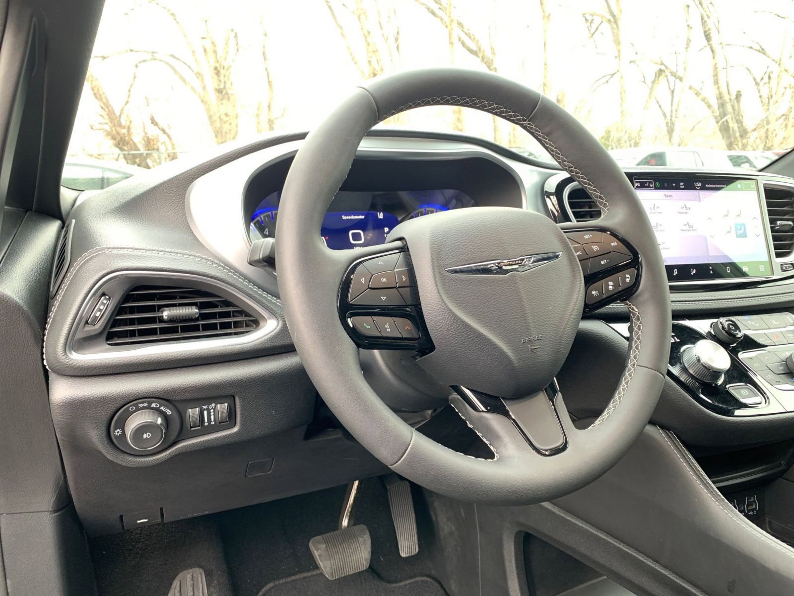 Used 2025 Chrysler Pacifica Limited image 38