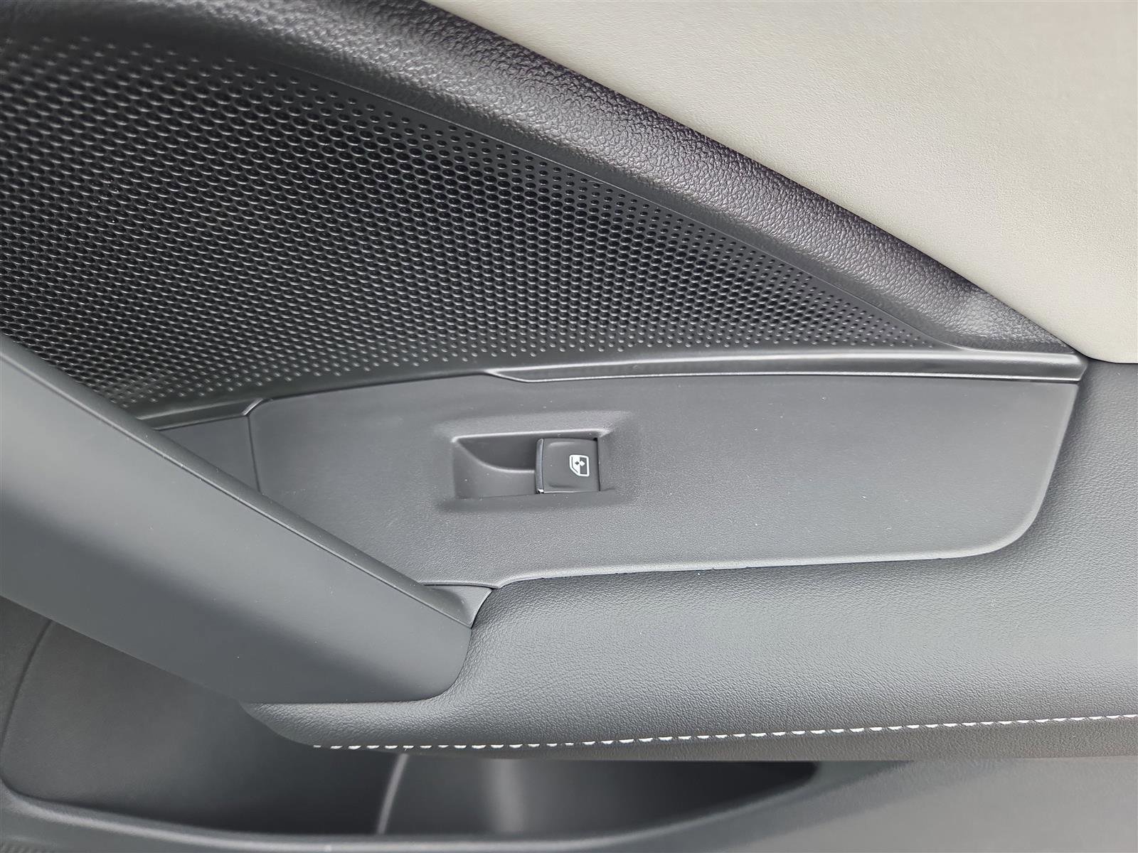 New 2025 Volkswagen Tiguan SE image 33