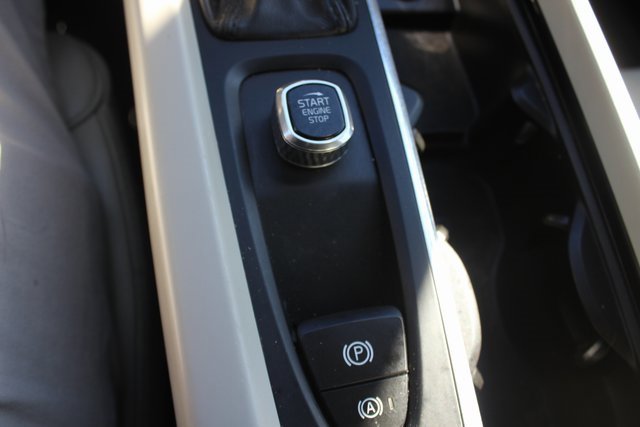 Used 2018 Volvo XC60 T6 Momentum w/ Advanced Package image 10