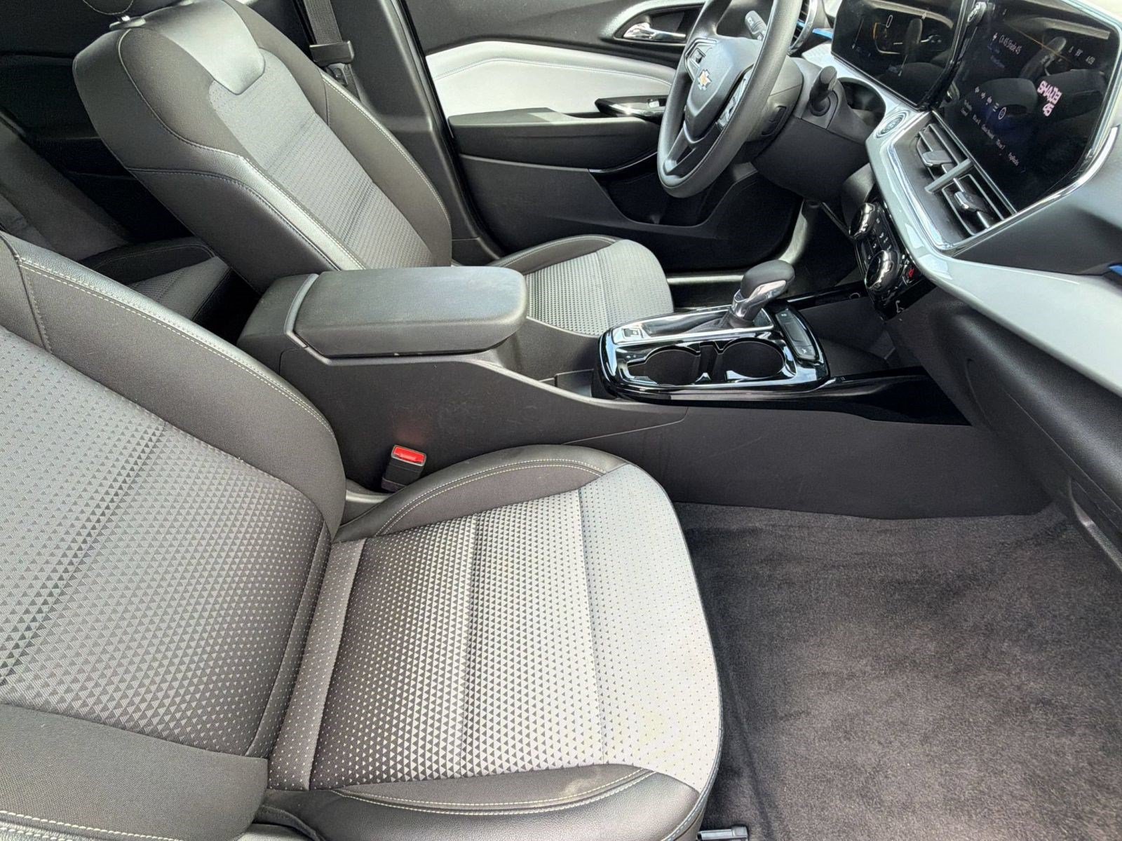 Used 2025 Chevrolet Trax LT FWD image 23