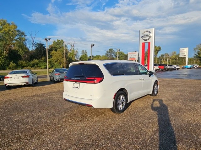 New 2026 Chrysler Pacifica Select image 7