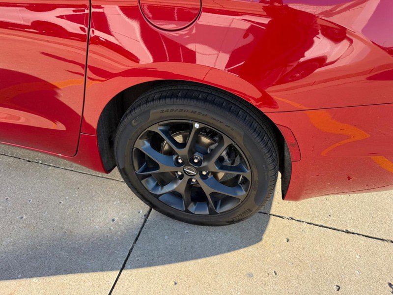 Used 2025 Chrysler Pacifica Limited FWD image 6