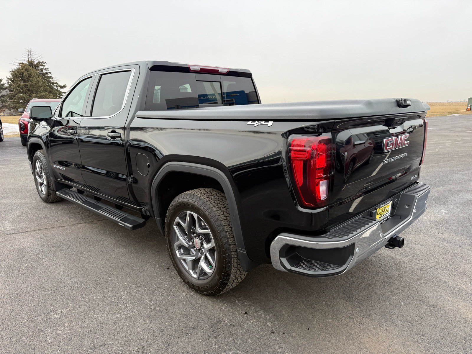 Used 2025 GMC Sierra 1500 SLE w/ Preferred Package AWD/4WD image 3