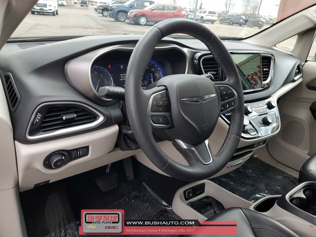 Used 2023 Chrysler Pacifica Touring-L image 16