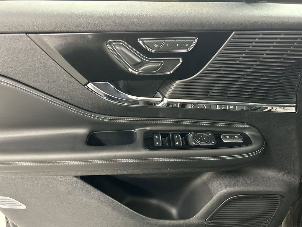 Used 2022 Lincoln Corsair Standard w/ Premium Package image 13