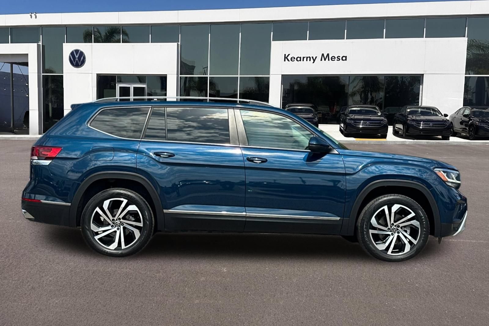 Used 2023 Volkswagen Atlas SEL AWD/4WD image 3