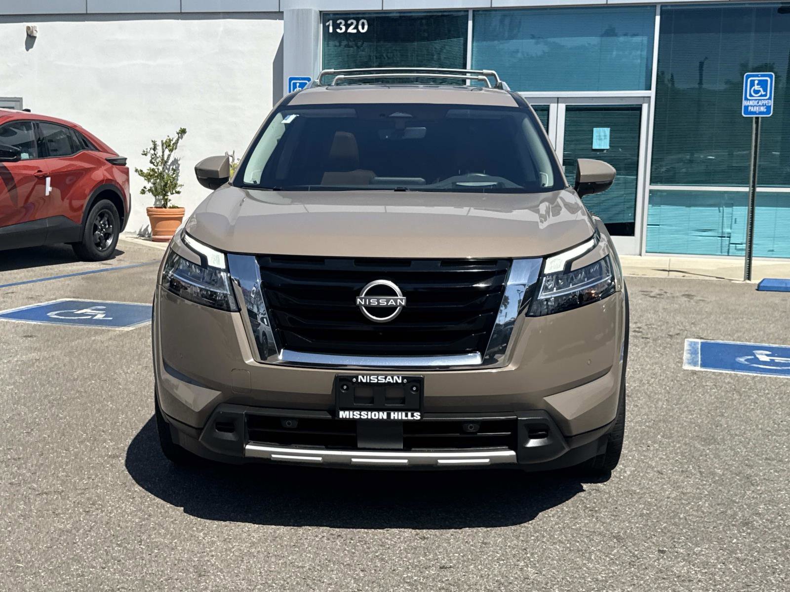 Used 2023 Nissan Pathfinder Platinum w/ Cargo Package AWD/4WD image 2