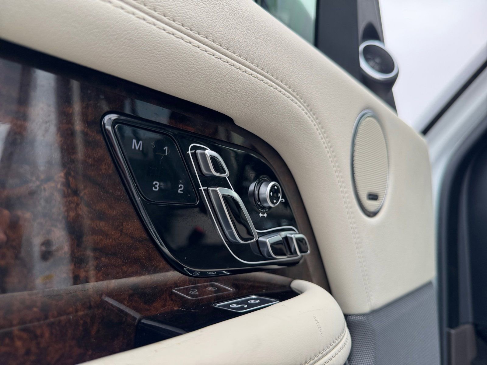 Used 2018 Land Rover Range Rover HSE image 19