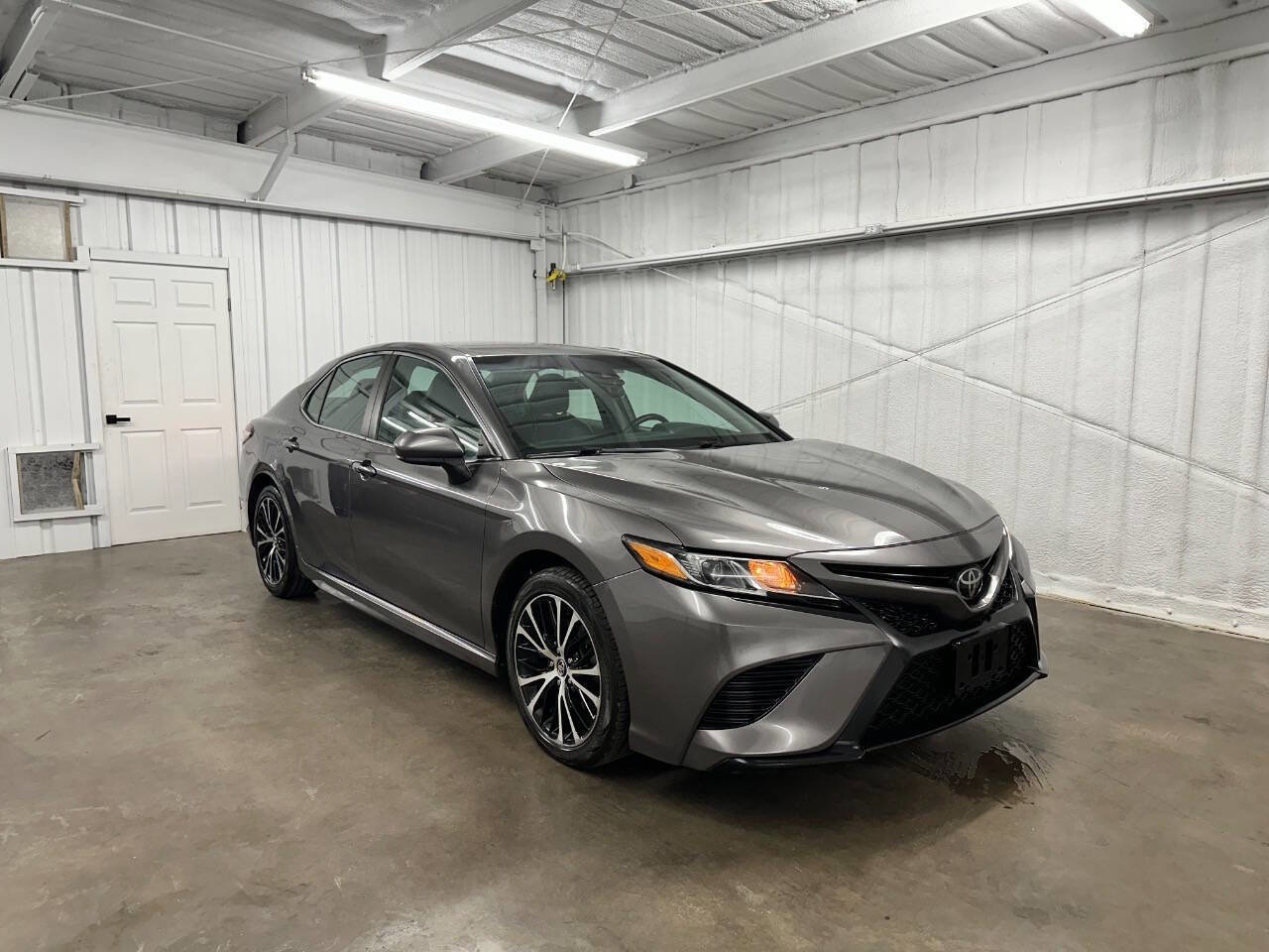 Used 2020 Toyota Camry SE image 1