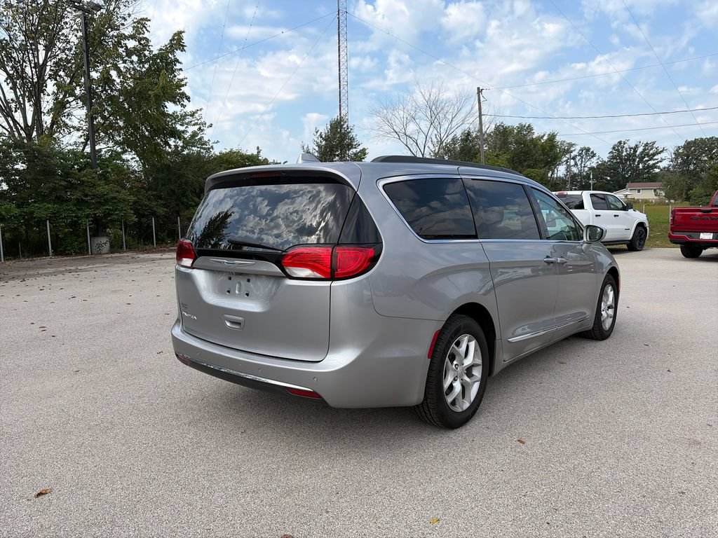 Used 2017 Chrysler Pacifica Touring-L w/ Tire & Wheel Group FWD image 5