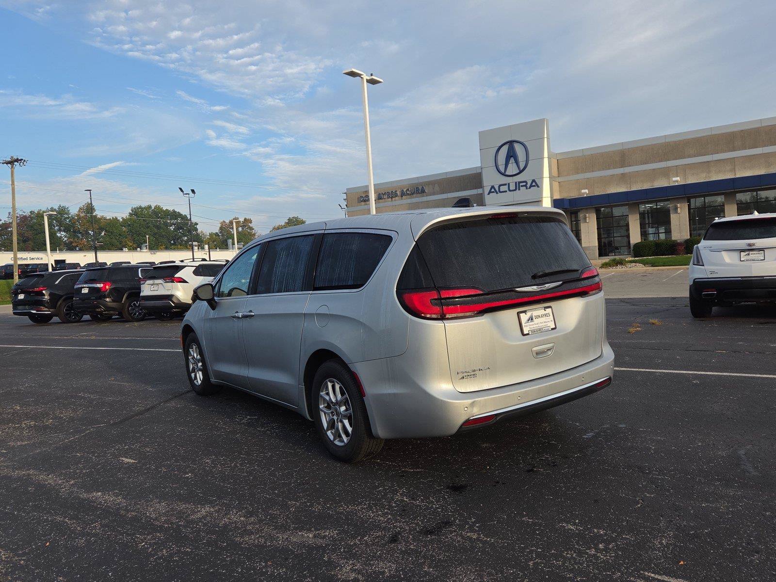 Used 2024 Chrysler Pacifica Touring-L FWD image 26
