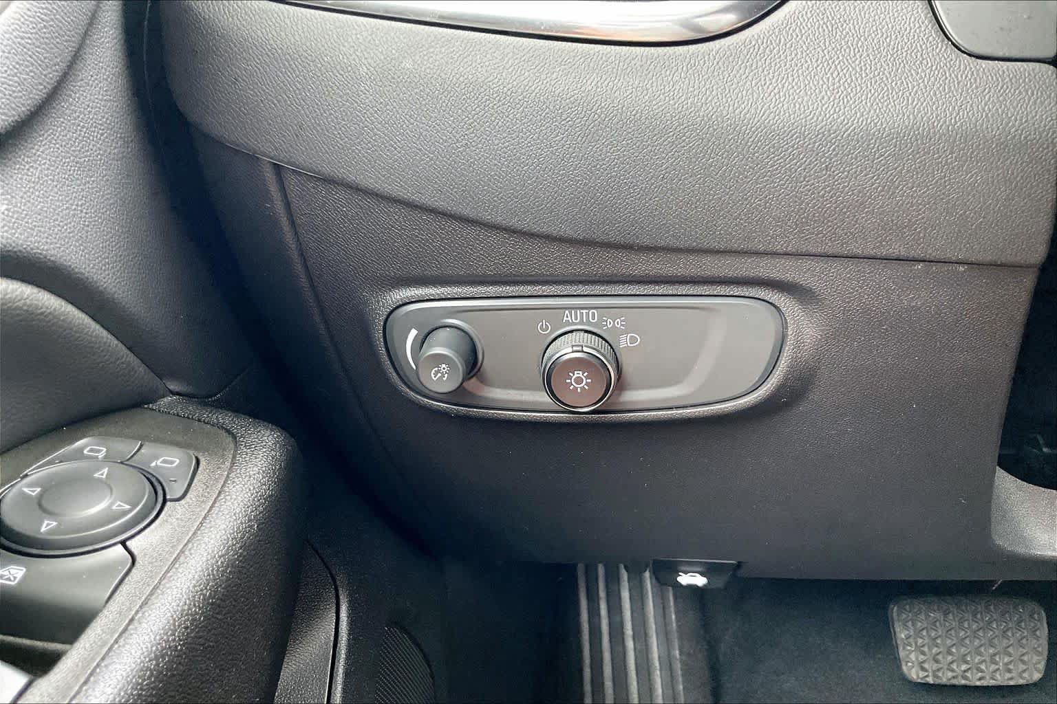 Used 2024 Chevrolet Equinox LT FWD image 32