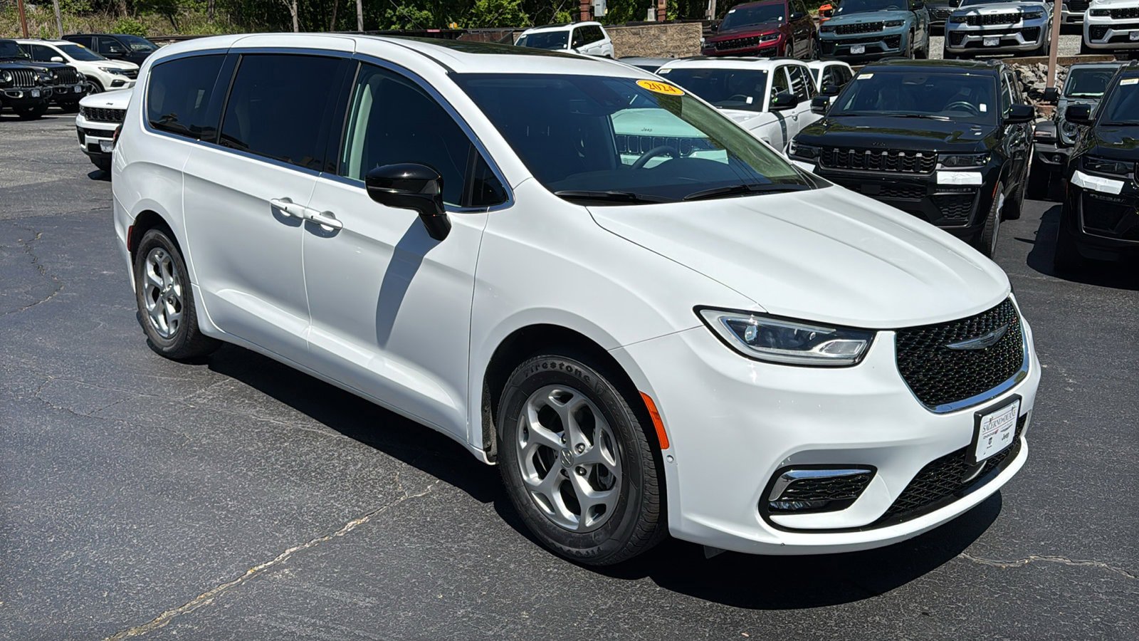 Certified 2024 Chrysler Pacifica Limited FWD image 13
