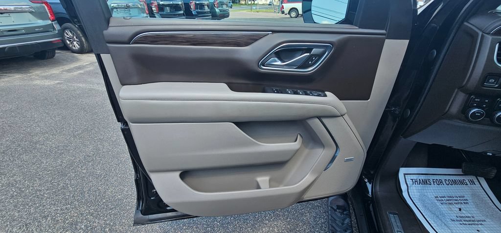 Certified 2022 Chevrolet Tahoe Z71 w/ Luxury Package AWD/4WD image 16