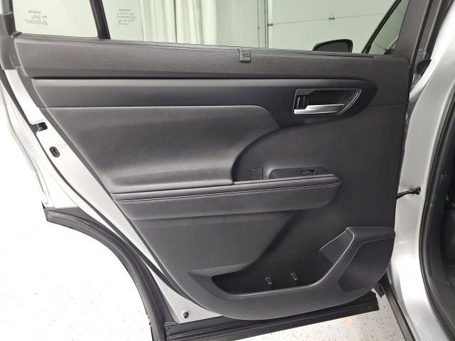Used 2020 Toyota Highlander XLE image 29